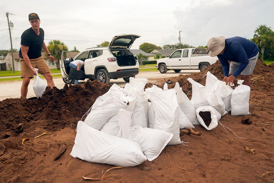 Sandsäcke als Schutzmaßnahmen vor der Ankunft von Hurrikan Idalia