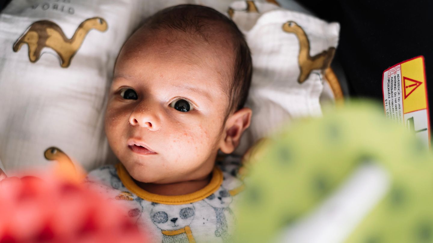 Baby unter einer Spieluhr