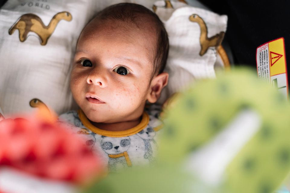 Baby unter einer Spieluhr