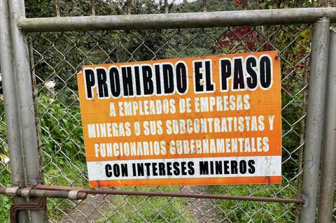 Ein Schild verbietet Mitarbeitenden von Bergbauunernehmen und Regierungsvertretern mit Bergbauinteressen den Zutritt zum Regenwald