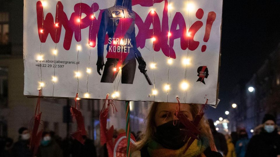 January 20, 2021, Warsaw, Warsaw, Poland: A demonstrator holds a sign reading Fuck off during an anti-government demonstration on January 20, 2021 in Warsaw, Poland. Hundreds of protesters from different social and economical groups took the streets... Protestierende halten in Warschau Schilder in die Luft mit Parolen gegen die polnische Regierung