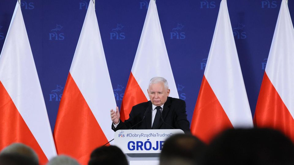 Jaroslaw Kaczynski demands reparations from Germany Photo: Pawel Wodzynski/East News Leader of the ruling party Law and Justice PiS Jaroslaw Kaczynski speaks during a meeting with supporters at the local primary school on July 12, 2022 in the town of Gr... Jarosław Kaczyński, Vorsitzender der nationalkonservativen Regierungspartei PiS, spricht von einer Bühne zu Publikum