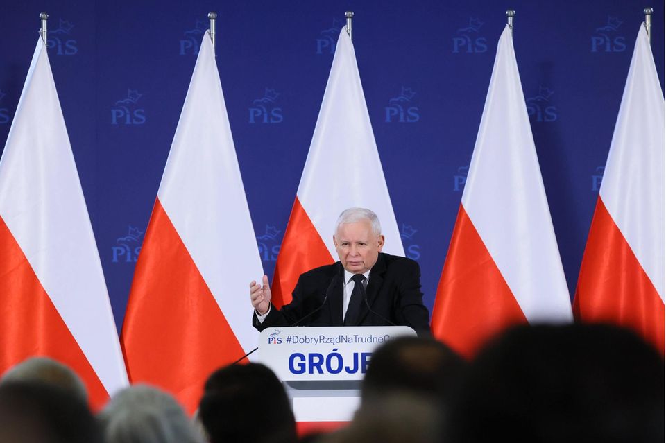 Jarosław Kaczyński, Vorsitzender der nationalkonservativen Regierungspartei PiS, spricht von einer Bühne zu Publikum