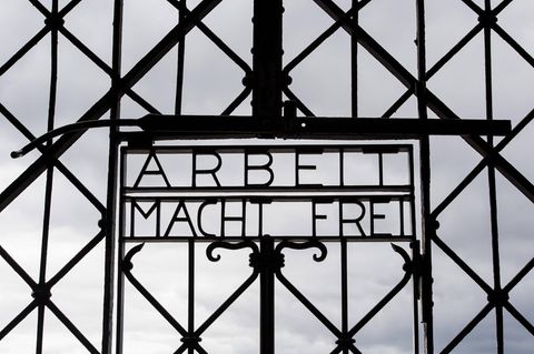 Eine Nachbildung des Gitters am Lagertor vom KZ Dachau