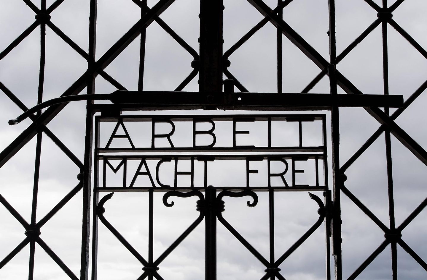 Eine Nachbildung des Gitters am Lagertor vom KZ Dachau