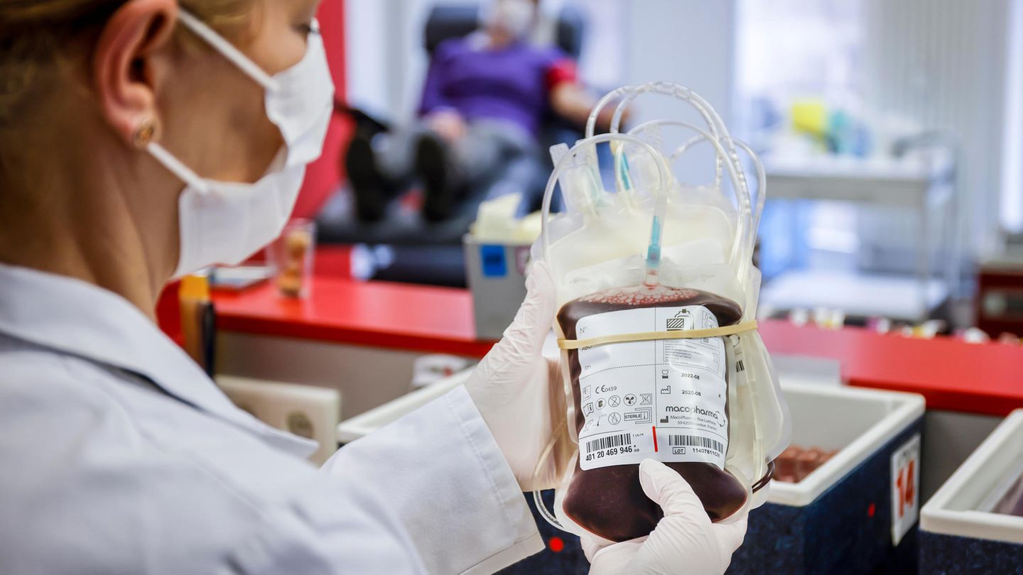 Frau hat Blutplasma in den Händen