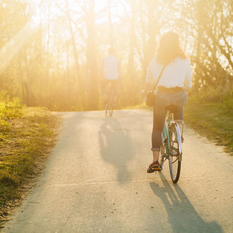 Zwei Fahrradfahrer fahren in den Sonnenuntergang
