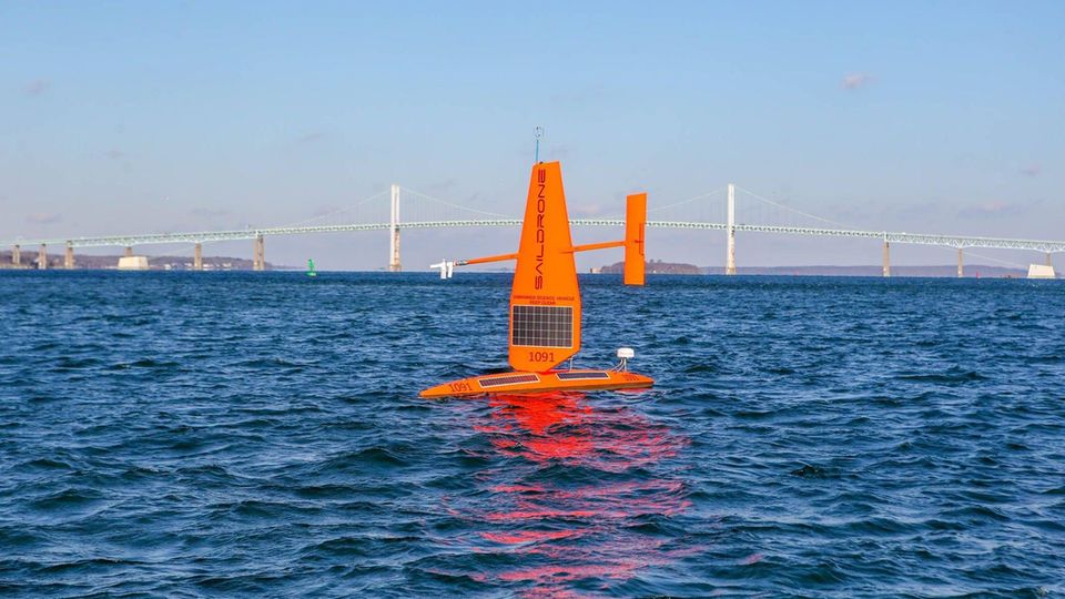 Saildrone auf Wasser Saildrone auf Wasser