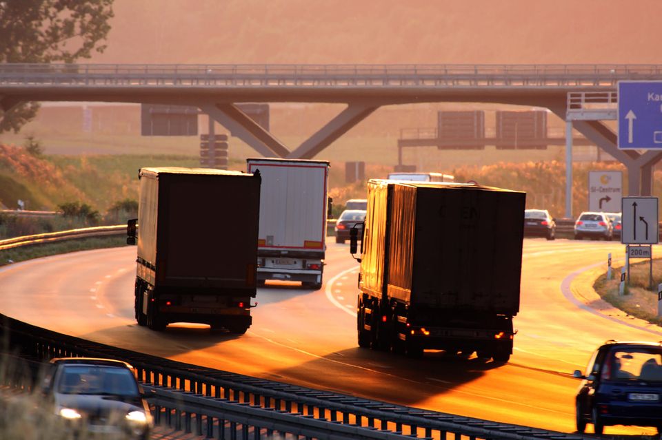 Niklas Höhne vom NewClimate Institute sagte, es sei unangemessen, dass Deutschland selbst einfache Maßnahmen wie ein generelles Tempolimit auf Autobahnen nicht umsetze