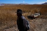 Mann läuft am Titicacasee entlang