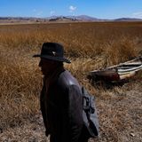 Mann läuft am Titicacasee entlang