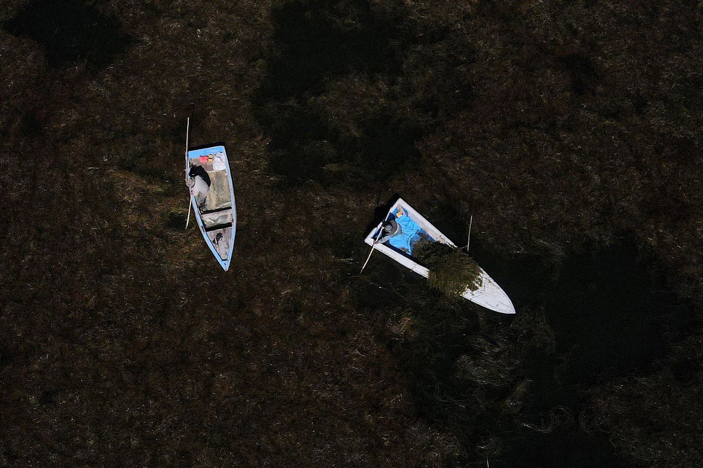 Boote liegen auf dem Trockenen Boote auf dem Trockenen