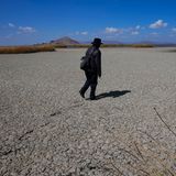 Mann läuft über den ausgetrockneteten TIticacasee