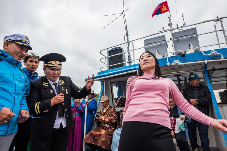 Die Admiralin, ihre Orden frisch poliert, veranstaltet Gewinnspiele an Bord – und sorgt für Frohsinn