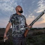 Ein Jäger mit Schrotflinte im Dämmerlicht.