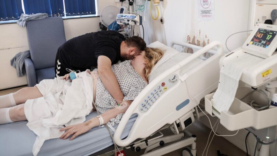 Extremfrühchen: Bei Megan haben die Wehen eingesetzt, viele Wochen zu früh. Im Kreißsaal versucht Jordan Williams seiner Verlobten Mut zu machen. Und sich selbst Bei Megan haben die Wehen eingesetzt, viele Wochen zu früh. Im Kreißsaal versucht Jordan Williams seiner Verlobten Mut zu machen. Und sich selbst