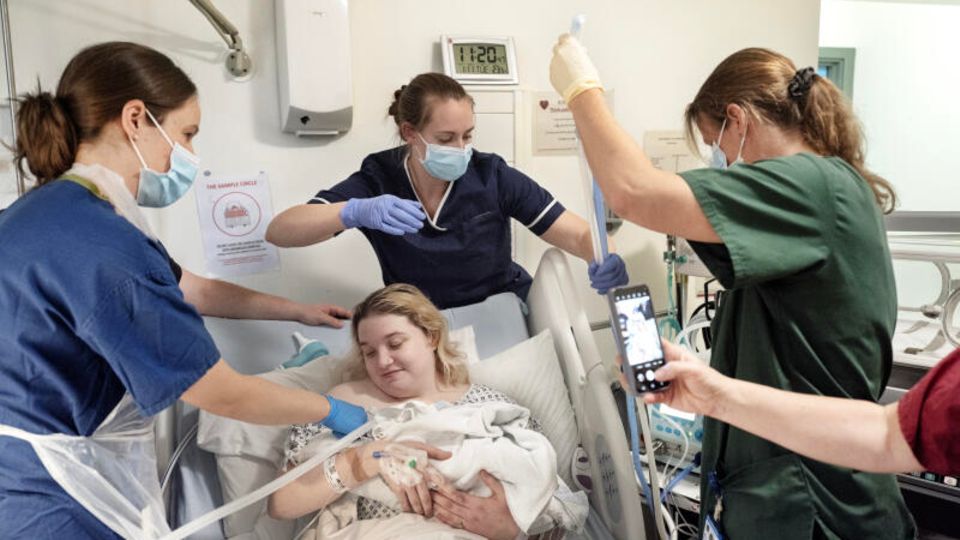Extremfrühchen: Zwischen Schläuchen hält Megan Livermore ihren Sohn Ezra zum ersten Mal im Arm. Sie wagt nicht, ihn zu küssen, bis das Team der Geburtsstation in Bristol ihr gut zuredet. Der Körperkontakt ist wichtig, bevor Ezra gleich auf die Intensivstation kommt Zwischen Schläuchen hält Megan Livermore ihren Sohn Ezra zum ersten Mal im Arm. Sie wagt nicht, ihn zu küssen, bis das Team der Geburtsstation in Bristol ihr gut zuredet. Der Körperkontakt ist wichtig, bevor Ezra gleich auf die Intensivstation kommt
