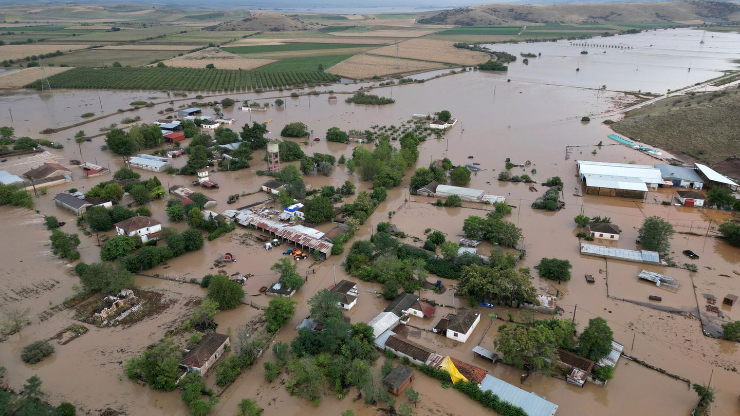 In der griechischen Region Kastro kam es nach Rekordregen zu katastrophalen Überschwemmungen, und die Hochwassersituation in den von Starkregen betroffenen Gegenden Mittelgriechenlands verschärft sich weiter. In der Region Thessalien regnet es weiterhin. Das Wasser habe das Land in zwei Teile geteilt, berichten griechische Medien