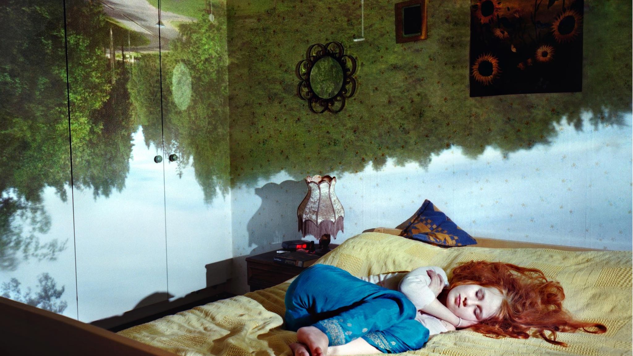 Schlafende Frau mit Traumwelten im Hintergrund.  Schlafende Frau mit Traumwelten im Hintergrund.