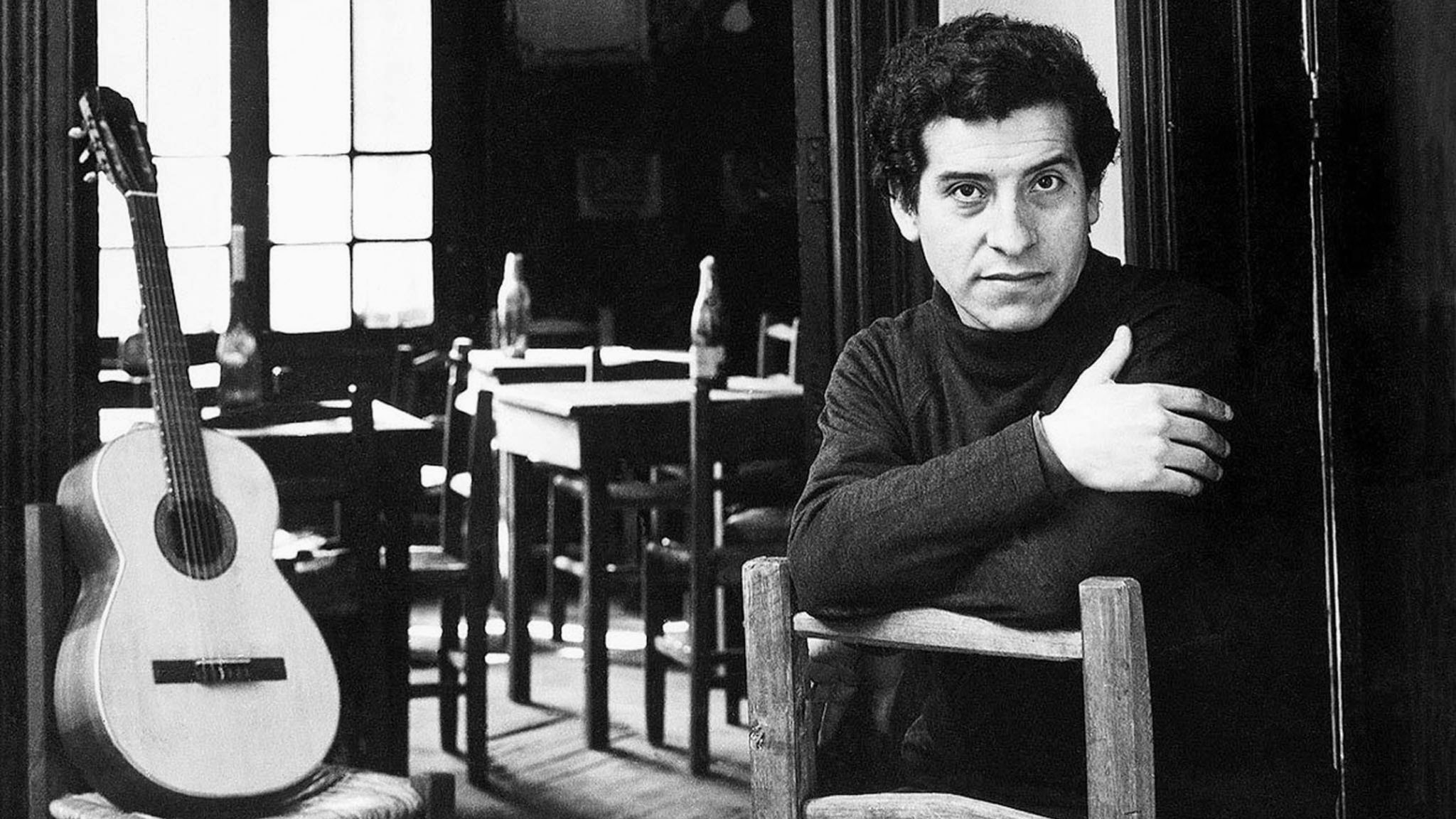 Militärputsch Chile: Ein Leben mit Gitarre: Victor Jara ist der bekannteste Sänger Chiles, als Militärs am 11. September 1973 putschen. Wenige Tage später wird er eines der ersten Opfer der Diktatur Ein Leben mit Gitarre: Victor Jara ist der bekannteste Sänger Chiles, als Militärs am 11. September 1973 putschen. Wenige Tage später wird er eines der ersten Opfer der Diktatur