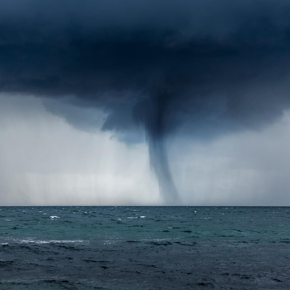 Hurrikan über dem Meer mit dunklen Wolken Hurrikan über dem Meer mit dunklen Wolken