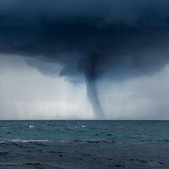 Hurrikan über dem Meer mit dunklen Wolken