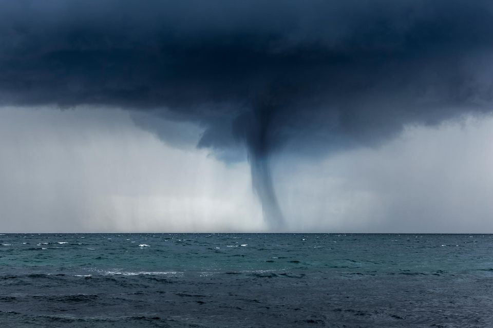 Hurrikan über dem Meer mit dunklen Wolken