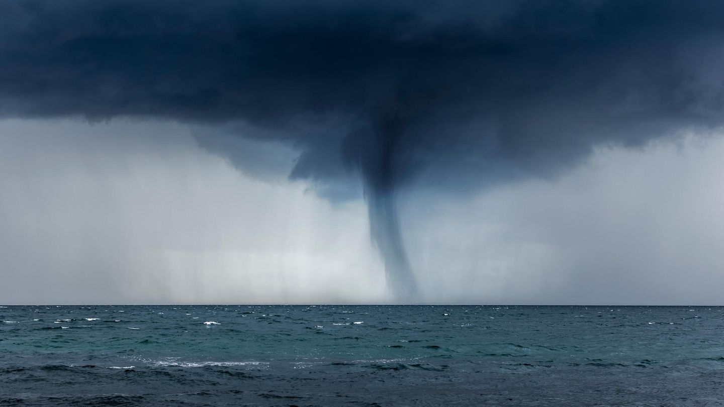 Hurrikan über dem Meer mit dunklen Wolken
