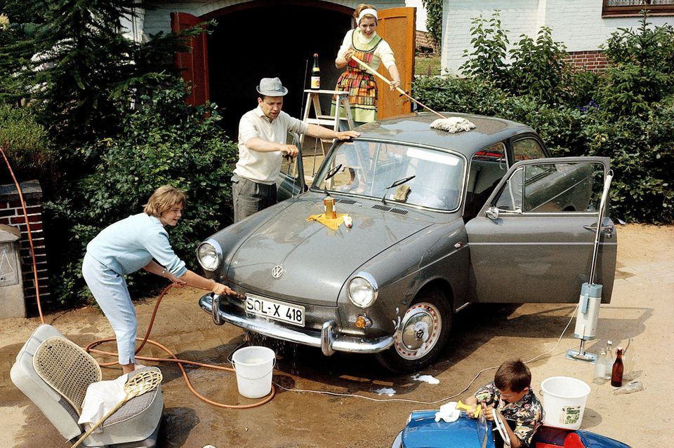 Familie wäscht Auto