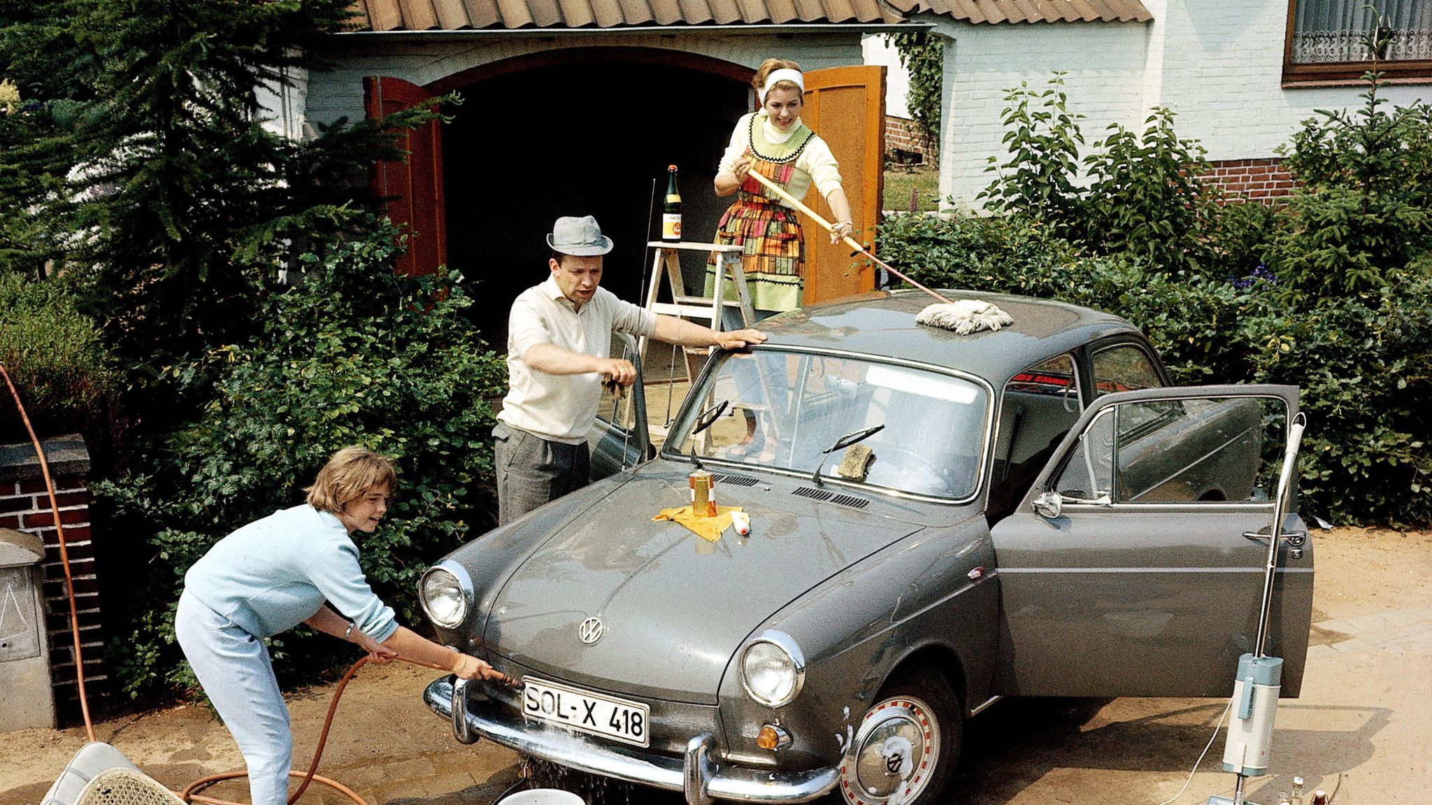 Familie wäscht Auto