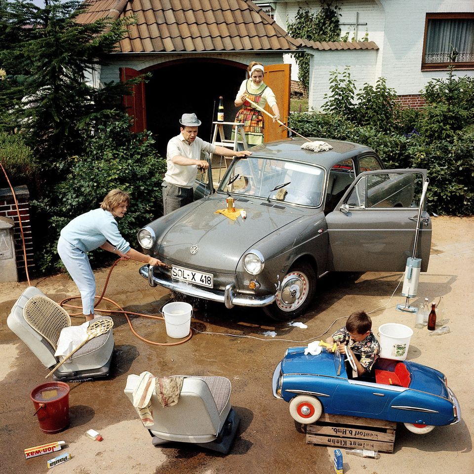 Familie wäscht Auto