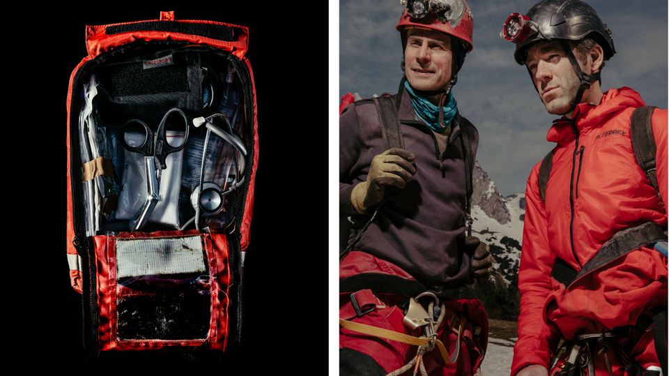 Zagler und Bauhofer mit Rucksack aus der Riesending-Höhle