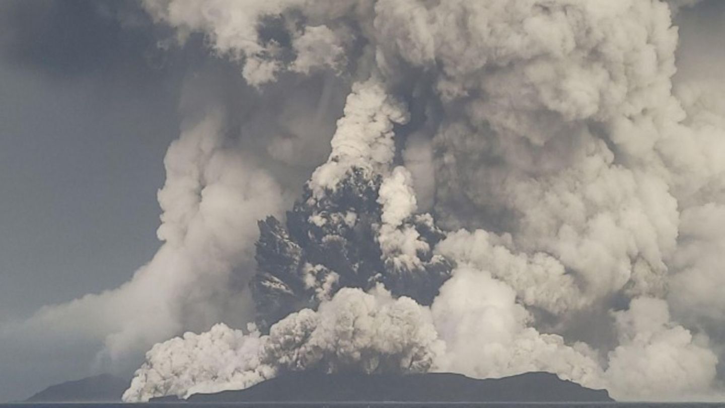 Die Aschewolke beim Ausbruch des Untersee-Vulkans Hunga-Tonga-Hunga-Ha'apai im vergangenen Januar war Fachleuten zufolge mit 57 Kilometern die höchste jemals in der Neuzeit gemessene