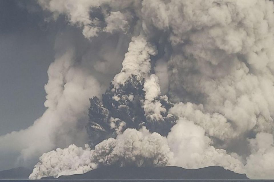 Die Aschewolke beim Ausbruch des Untersee-Vulkans Hunga-Tonga-Hunga-Ha'apai im vergangenen Januar war Fachleuten zufolge mit 57 Kilometern die höchste jemals in der Neuzeit gemessene