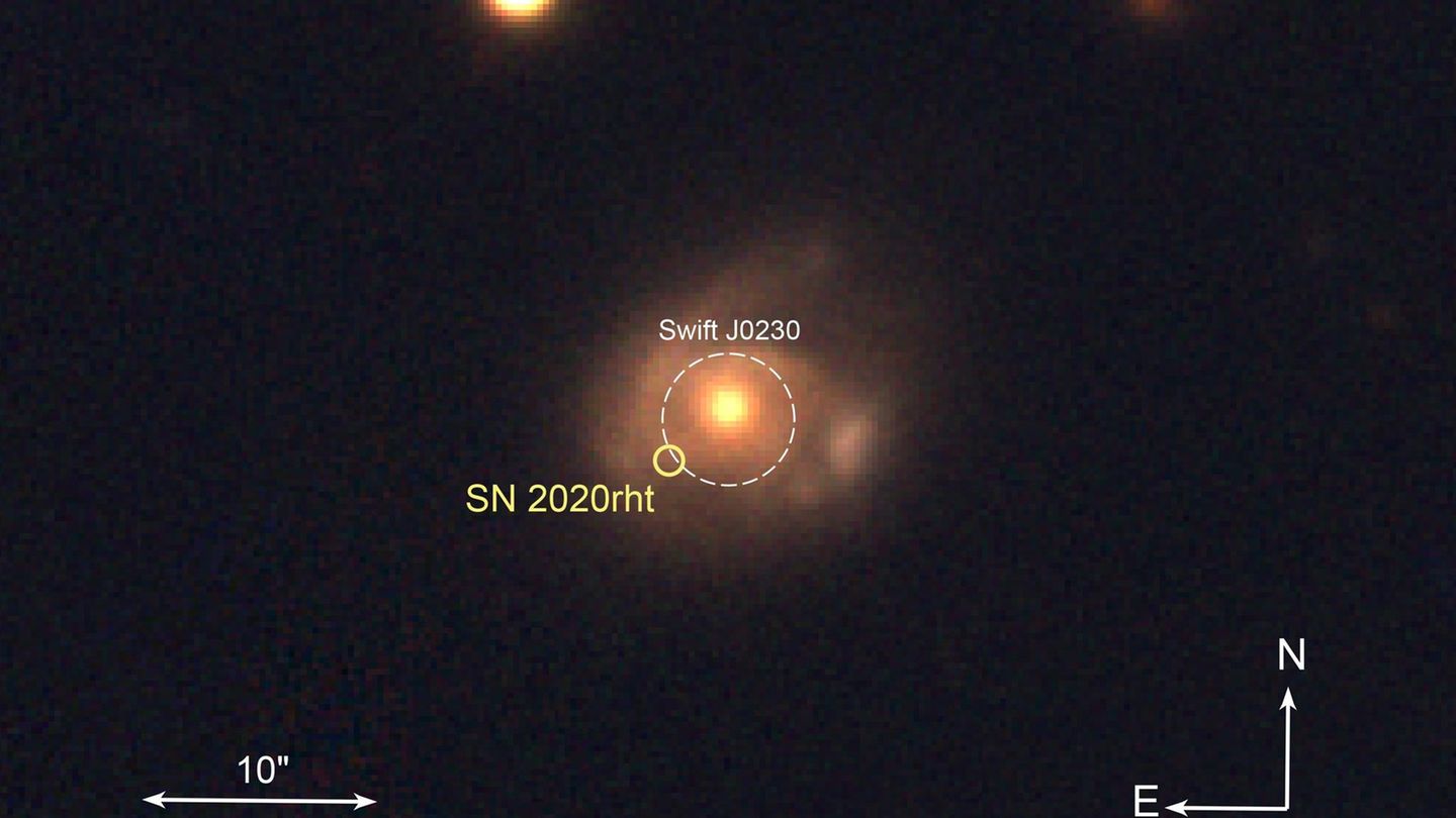 Ein Emitter (in der Mitte des weißen Kreises) setzt Röntgenstrahlung frei und macht die kosmische Aktivität sichtbar: Im Abstand von etwa 25 Tagen entreißt ein Schwarzes Loch einem Stern Materie