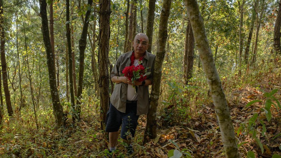 Der Ökologe Siddhartha Bajracharya weiß, wie wichtig die Selbstbeteiligung  der Dorfbewohnenden ist, damit die Bäume auch nach Projektende gedeihen