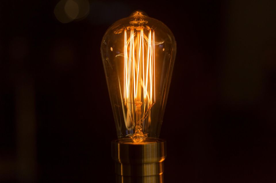 Sowohl Gleichstrom wie auch Wechselstrom bringen eine Glühlampe zum Leuchten. Doch nur einer setzte sich durch