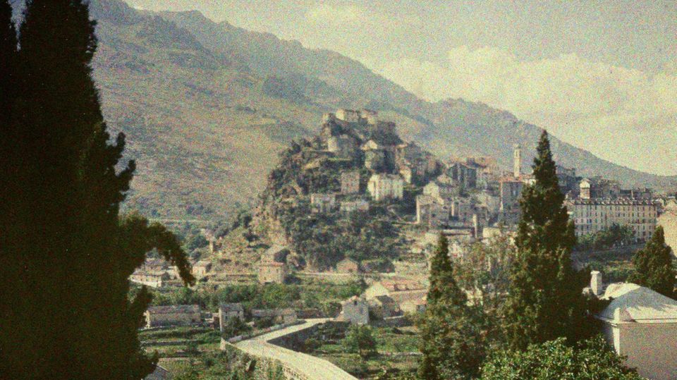 Vue de Corte (Haute-Corse, France). Vers 1930. Die Stadt Corte liegt auf einem Hügel in der Sonne