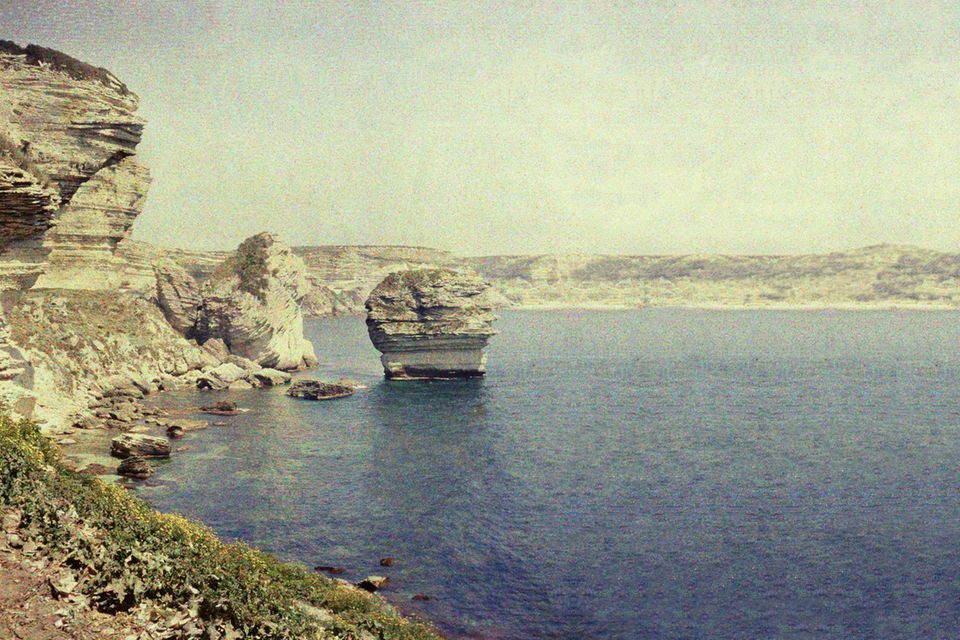 Ein Kreidefelsen ragt vor der korischen Küste aus dem Meer  1.5646