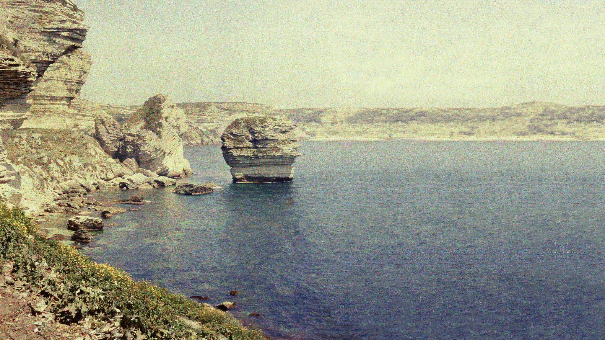 Ein Kreidefelsen ragt vor der korischen Küste aus dem Meer