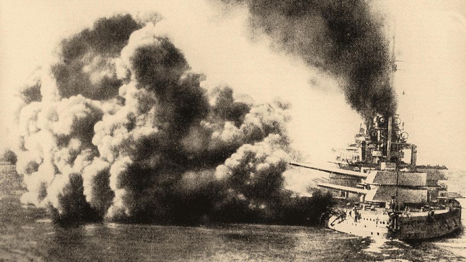 Gefährliche Altlast: Aus allen Rohren feuert dieses deutsche Kriegsschiff bei der Schlacht vor dem Skagerrak 1916. In beiden Weltkriegen sanken Tausende Schiffe. In vielen Wracks lagert bis heute der gefährliche Sprengstoff TNT Aus allen Rohren feuert dieses deutsche Kriegsschiff bei der Schlacht vor dem Skagerrak 1916. In beiden Weltkriegen sanken Tausende Schiffe. In vielen Wracks lagert bis heute der gefährliche Sprengstoff TNT