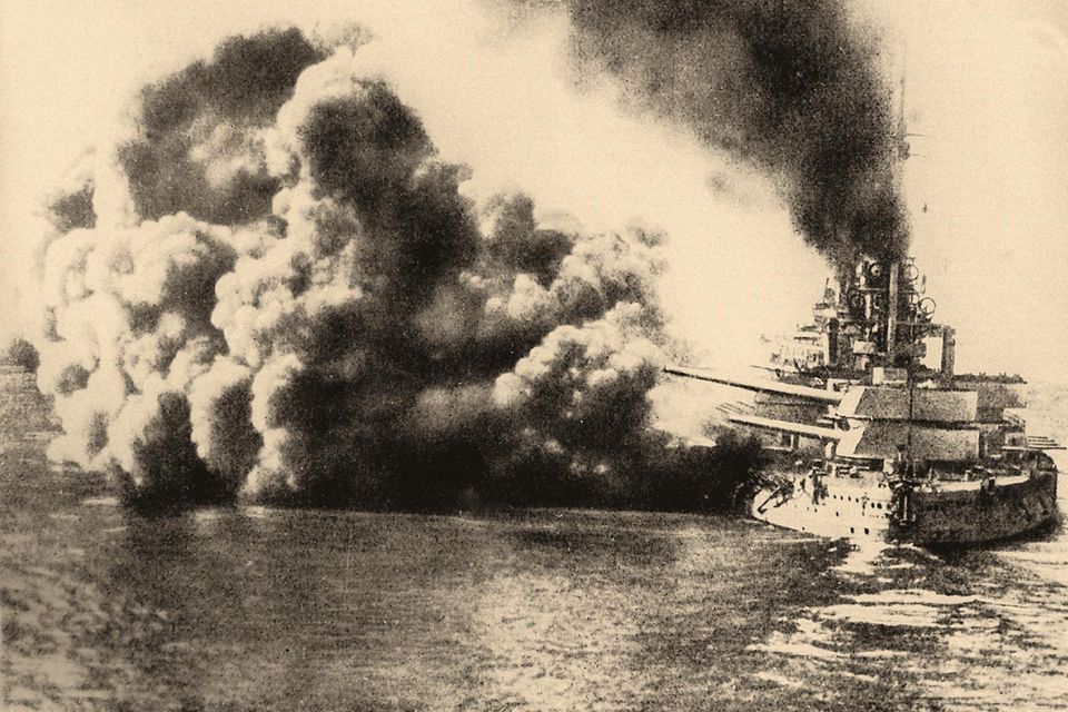 Aus allen Rohren feuert dieses deutsche Kriegsschiff bei der Schlacht vor dem Skagerrak 1916. In beiden Weltkriegen sanken Tausende Schiffe. In vielen Wracks lagert bis heute der gefährliche Sprengstoff TNT