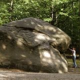 Mit gleich zwei kolossalen Findlingen können die Rauenschen Berge bei Fürstenwalde aufwarten. Anders als der Name vermuten lässt, ist der Kleine Markgrafenstein mit einem Volumen von 180 Kubikmetern der größte oberirdische Findling Deutschlands. Entgegen der Vermutung Johann Wolfgang von Goethes lag der Granitklotz nicht schon immer hier: Er wurde vor Tausenden von Jahren mit den Eismassen der Gletscher aus Südschweden herübergeschleift. In nur 60 Meter Entfernung liegen die Reste des Großen Markgrafensteins. In den Jahren 1827/28 wurde aus dem jetzt fehlenden Teil die mit einem Durchmesser von fast sieben Metern weltweit größte Naturstein-Schale gefertigt. Zu besichtigen ist sie heute vor dem Alten Museum in Berlin.