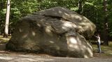 Mit gleich zwei kolossalen Findlingen können die Rauenschen Berge bei Fürstenwalde aufwarten. Anders als der Name vermuten lässt, ist der Kleine Markgrafenstein mit einem Volumen von 180 Kubikmetern der größte oberirdische Findling Deutschlands. Entgegen der Vermutung Johann Wolfgang von Goethes lag der Granitklotz nicht schon immer hier: Er wurde vor Tausenden von Jahren mit den Eismassen der Gletscher aus Südschweden herübergeschleift. In nur 60 Meter Entfernung liegen die Reste des Großen Markgrafensteins. In den Jahren 1827/28 wurde aus dem jetzt fehlenden Teil die mit einem Durchmesser von fast sieben Metern weltweit größte Naturstein-Schale gefertigt. Zu besichtigen ist sie heute vor dem Alten Museum in Berlin.