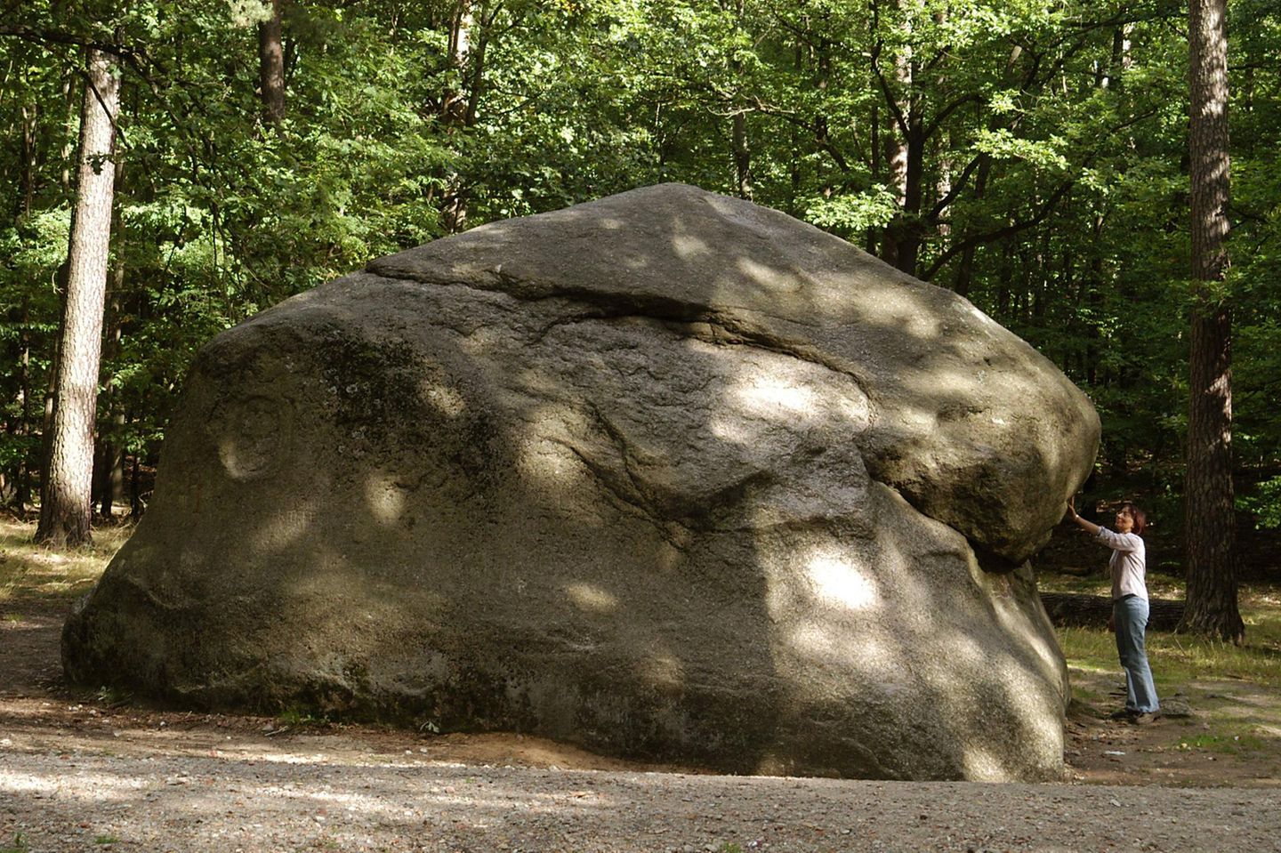 Kleiner Markgrafenstein (Brandenburg) Mit gleich zwei kolossalen Findlingen können die Rauenschen Berge bei Fürstenwalde aufwarten. Anders als der Name vermuten lässt, ist der Kleine Markgrafenstein mit einem Volumen von 180 Kubikmetern der größte oberirdische Findling Deutschlands. Entgegen der Vermutung Johann Wolfgang von Goethes lag der Granitklotz nicht schon immer hier: Er wurde vor Tausenden von Jahren mit den Eismassen der Gletscher aus Südschweden herübergeschleift. In nur 60 Meter Entfernung liegen die Reste des Großen Markgrafensteins. In den Jahren 1827/28 wurde aus dem jetzt fehlenden Teil die mit einem Durchmesser von fast sieben Metern weltweit größte Naturstein-Schale gefertigt. Zu besichtigen ist sie heute vor dem Alten Museum in Berlin.