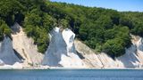 Im kleinsten der Nationalparke Deutschlands befindet sich die spektakuläre, bis zu 118 Meter hohe Kreideküste der Insel Rügen. Doch so, wie noch Caspar David Friedrich die leuchtend helle Küste malte, existiert sie heute nicht mehr. Im Jahr 2005 verlor Rügens Kreideküste mit dem Abbruch der Wissower Klinken eines seiner wichtigsten Wahrzeichen. Dennoch bleibt die Küste als Ganzes ein Besuchermagnet und wichtiger Gegenstand geowissenschaftlicher Untersuchungen. In dem ehemaligen Meeressediment fanden Forschende rund 1400 verschiedene fossile Organismen.