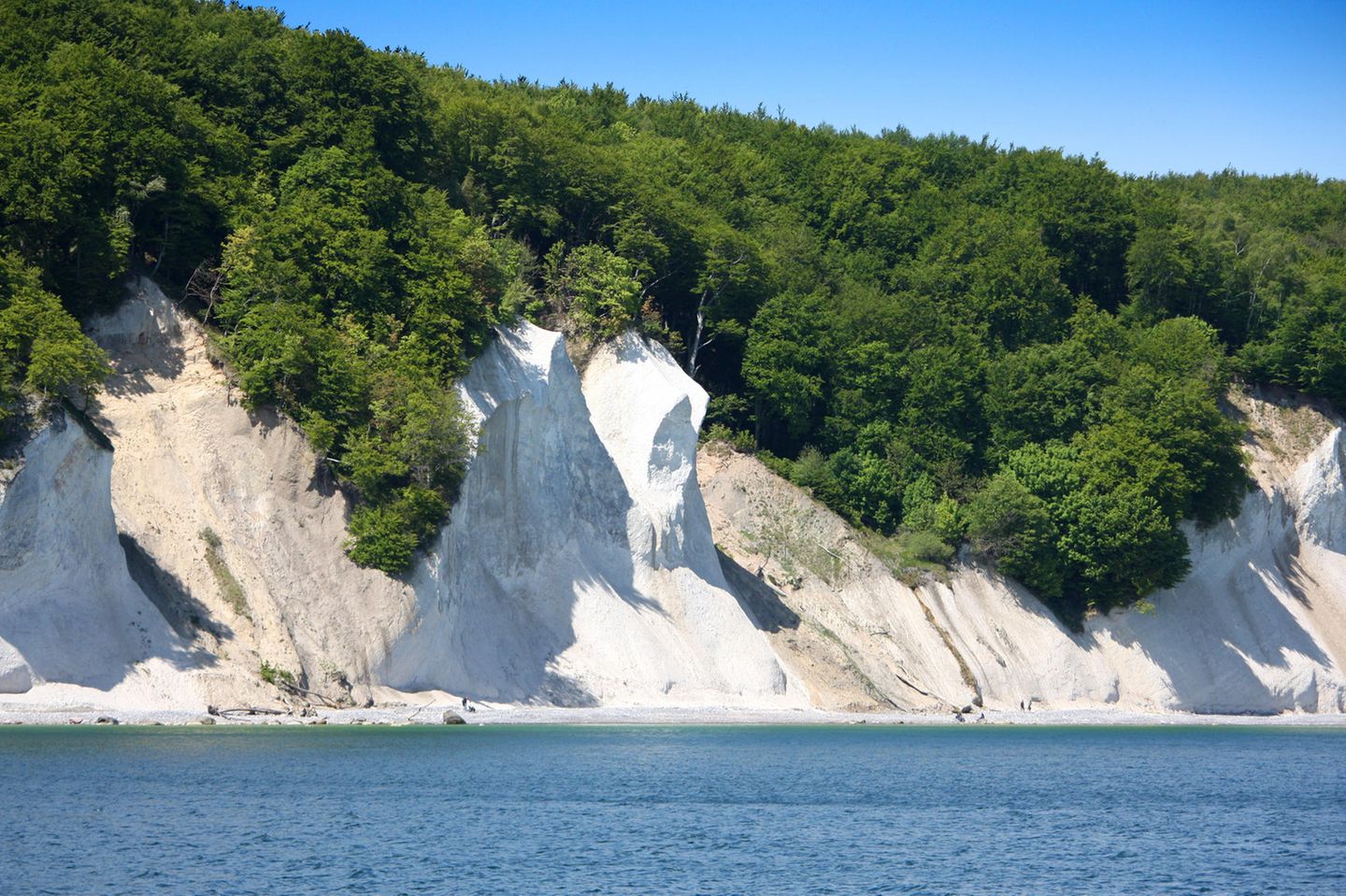 Kreideküste von Rügen (Mecklenburg-Vorpommern) Im kleinsten der Nationalparke Deutschlands befindet sich die spektakuläre, bis zu 118 Meter hohe Kreideküste der Insel Rügen. Doch so, wie noch Caspar David Friedrich die leuchtend helle Küste malte, existiert sie heute nicht mehr. Im Jahr 2005 verlor Rügens Kreideküste mit dem Abbruch der Wissower Klinken eines seiner wichtigsten Wahrzeichen. Dennoch bleibt die Küste als Ganzes ein Besuchermagnet und wichtiger Gegenstand geowissenschaftlicher Untersuchungen. In dem ehemaligen Meeressediment fanden Forschende rund 1400 verschiedene fossile Organismen.