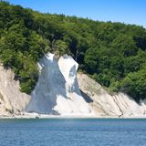 Im kleinsten der Nationalparke Deutschlands befindet sich die spektakuläre, bis zu 118 Meter hohe Kreideküste der Insel Rügen. Doch so, wie noch Caspar David Friedrich die leuchtend helle Küste malte, existiert sie heute nicht mehr. Im Jahr 2005 verlor Rügens Kreideküste mit dem Abbruch der Wissower Klinken eines seiner wichtigsten Wahrzeichen. Dennoch bleibt die Küste als Ganzes ein Besuchermagnet und wichtiger Gegenstand geowissenschaftlicher Untersuchungen. In dem ehemaligen Meeressediment fanden Forschende rund 1400 verschiedene fossile Organismen.