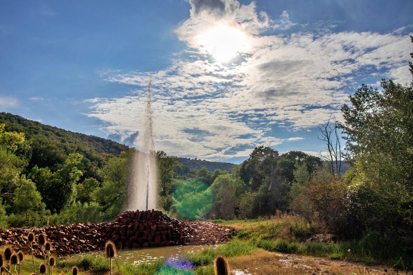 Geysir von Andernach (Rheinland-Pfalz) Geysire in vulkanisch besonders aktiven Weltgegenden, darunter Island, sind bei Touristen beliebt. Während die meisten Fontänen durch heißes Wasser aus der Tiefe angetrieben werden, ist der Geysir von Andernach ein Kaltwassergeysir – und der weltweit größte dazu. Wie bei einer geschüttelten und schnell geöffneten Sprudelflasche schäumt das natürliche, im Untergrund gelöste Kohlendioxid auf und treibt das Wasser explosionsartig bis zu 60 Meter in die Höhe. Ein Spektakel, das etwa alle zwei Stunden zu bestaunen ist – und dann jeweils rund acht Minuten dauert.