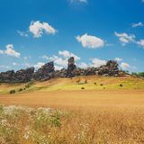 Urheber der Kalksteinmauer im nördlichen Vorland des Harzes ist nicht, wie der Name suggeriert, der Teufel. Sondern die Tektonik im Untergrund. Die imposanten Sandstein-Klippen, die scheinbar unvermittelt aus der Landschaft aufragen, haben ihren Ursprung in unterirdischen Prozessen, die die Millionen Jahre alten Gesteine an die Oberfläche gedrückt haben. Einige Abschnitte der 20 Kilometer langen Mauer, Königstein, Mittel- und Papensteine südlich und südwestlich von Weddersleben, stehen seit 1935 unter Naturschutz. Sie sind Teil des Unesco Geoparks Harz – Braunschweiger Land – Ostfalen.